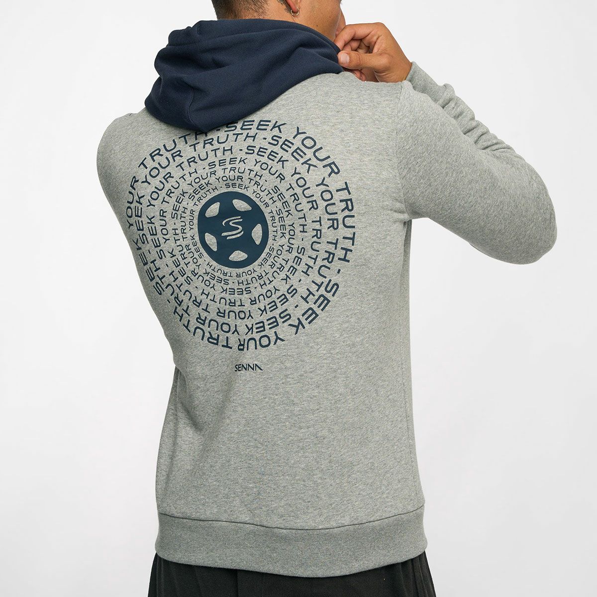 AyrtonSenna｜アイルトン・セナ シーク ユア トゥルース サークル フーディ｜グレー｜モデル着用