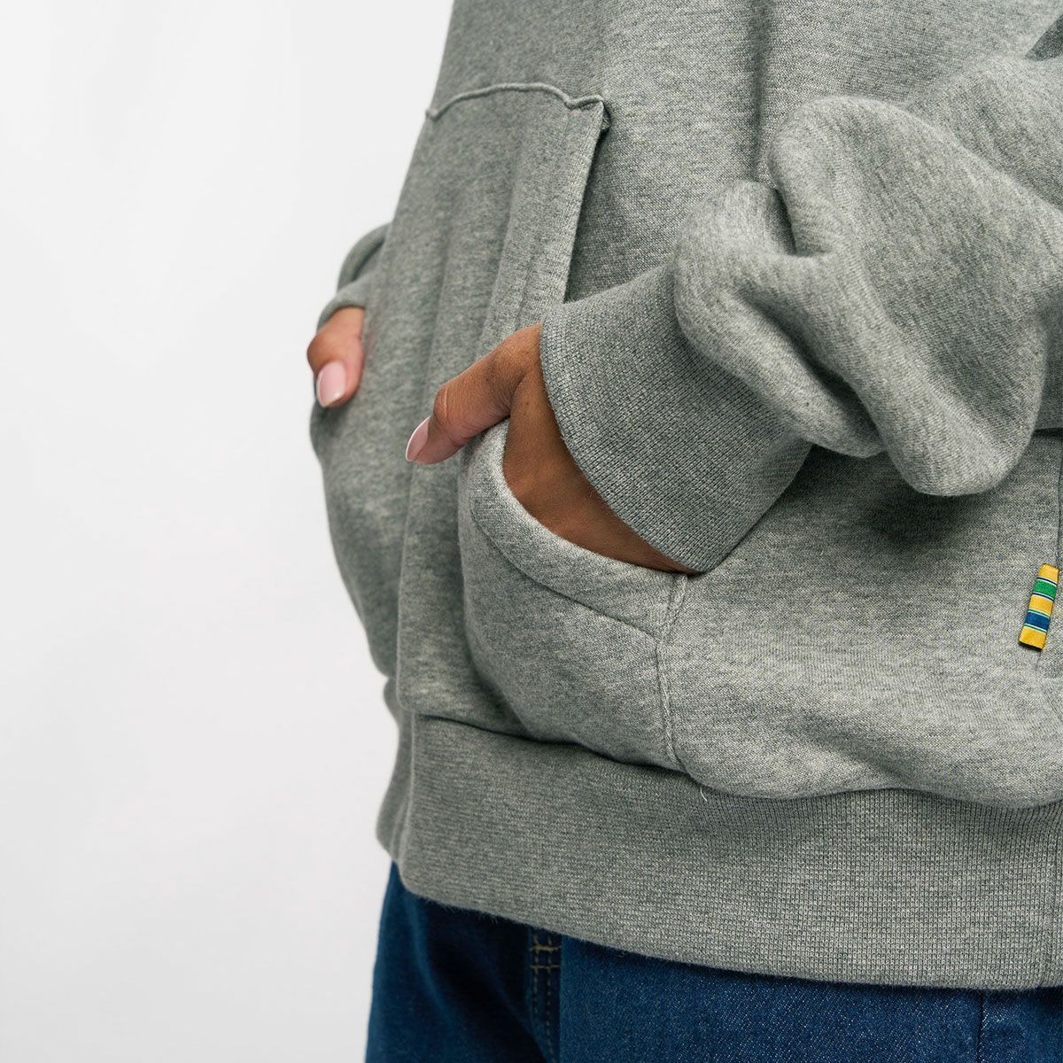 AyrtonSenna｜アイルトン・セナ シーク ユア トゥルース サークル フーディ｜グレー｜モデル着用