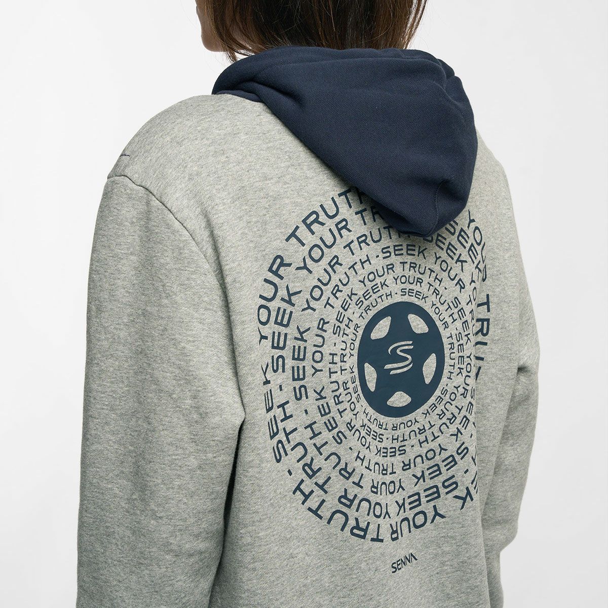 AyrtonSenna｜アイルトン・セナ シーク ユア トゥルース サークル フーディ｜グレー｜モデル着用