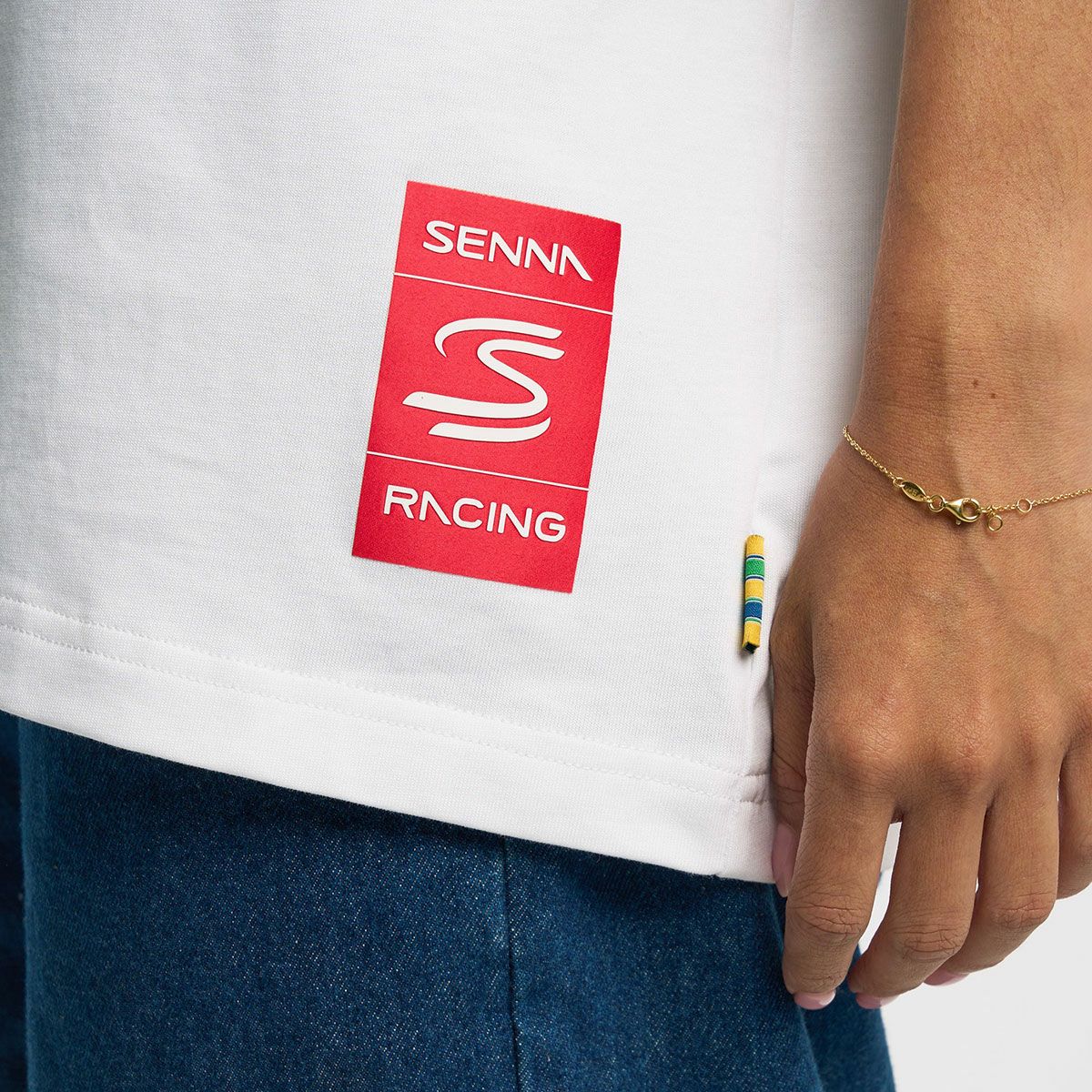 AyrtonSenna｜アイルトン・セナ エクストリーム オーバーサイズ セニーニャ グラフィック Tシャツ｜ホワイト｜モデル着用