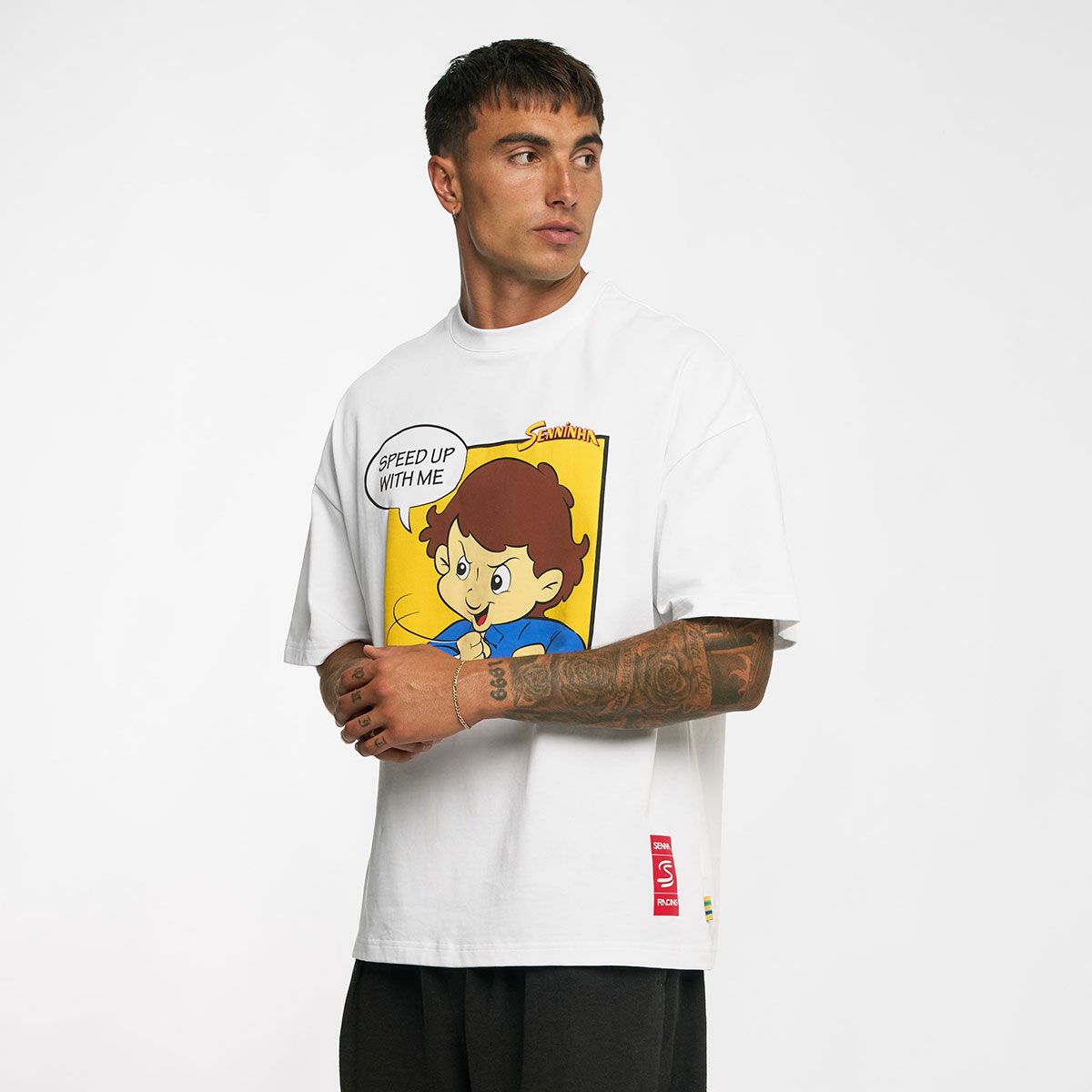 AyrtonSenna｜アイルトン・セナ エクストリーム オーバーサイズ セニーニャ グラフィック Tシャツ｜ホワイト｜モデル着用