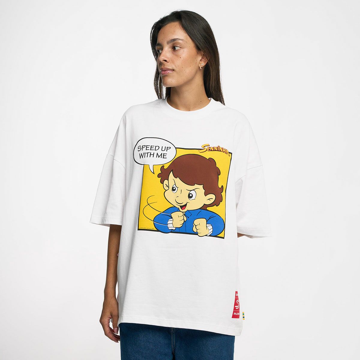 AyrtonSenna｜アイルトン・セナ エクストリーム オーバーサイズ セニーニャ グラフィック Tシャツ｜ホワイト｜モデル着用