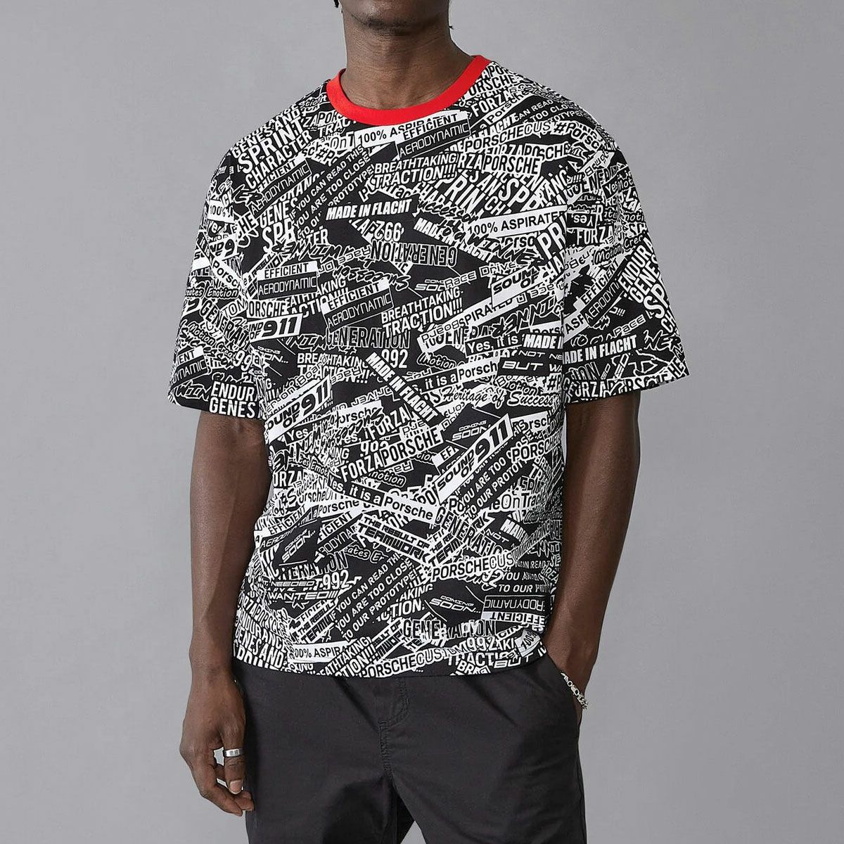 PORSCHE｜ポルシェ モータースポーツ FW オーバーサイズ Tシャツ｜ブラック×レッド｜モデル着用