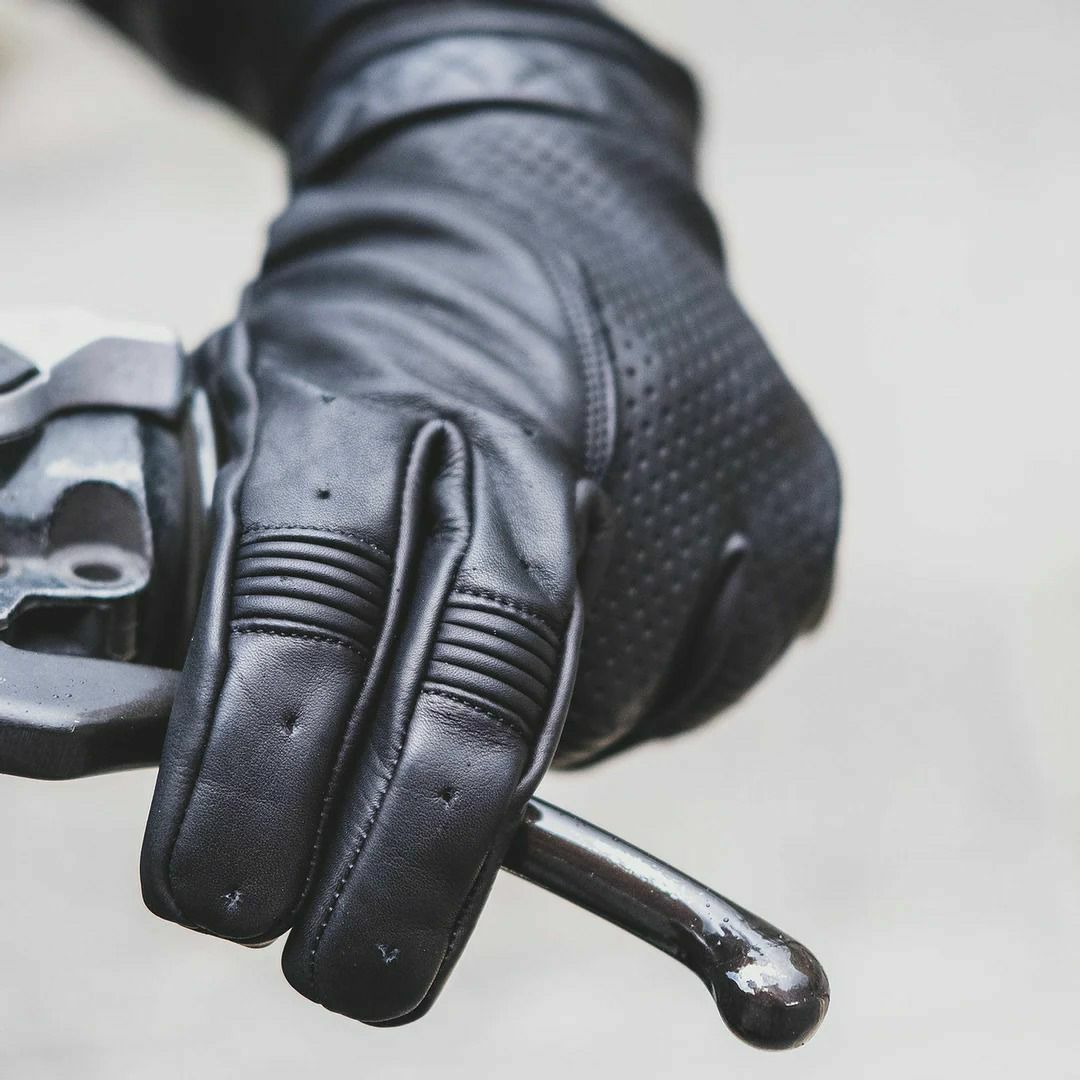 Goldtop｜ショートカフ ボバー グローブ｜3シーズン｜ブラック｜モデル着用