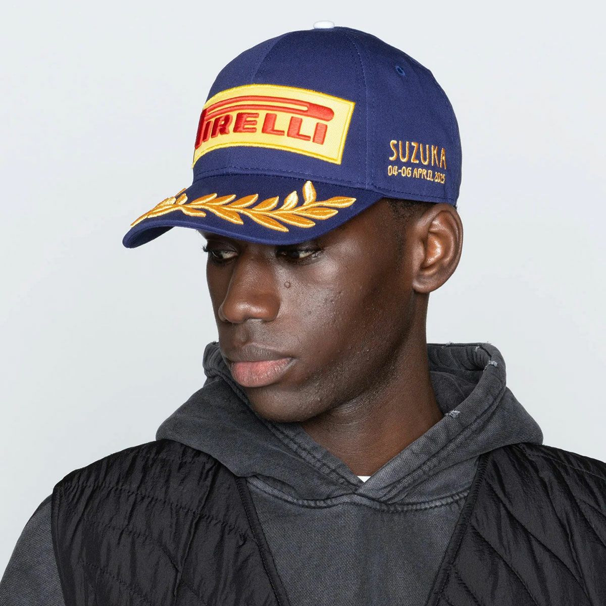 PIRELLI｜ピレリ F1 2025 日本GP ポディウムキャップ｜帽子｜ブルー｜モデル着用