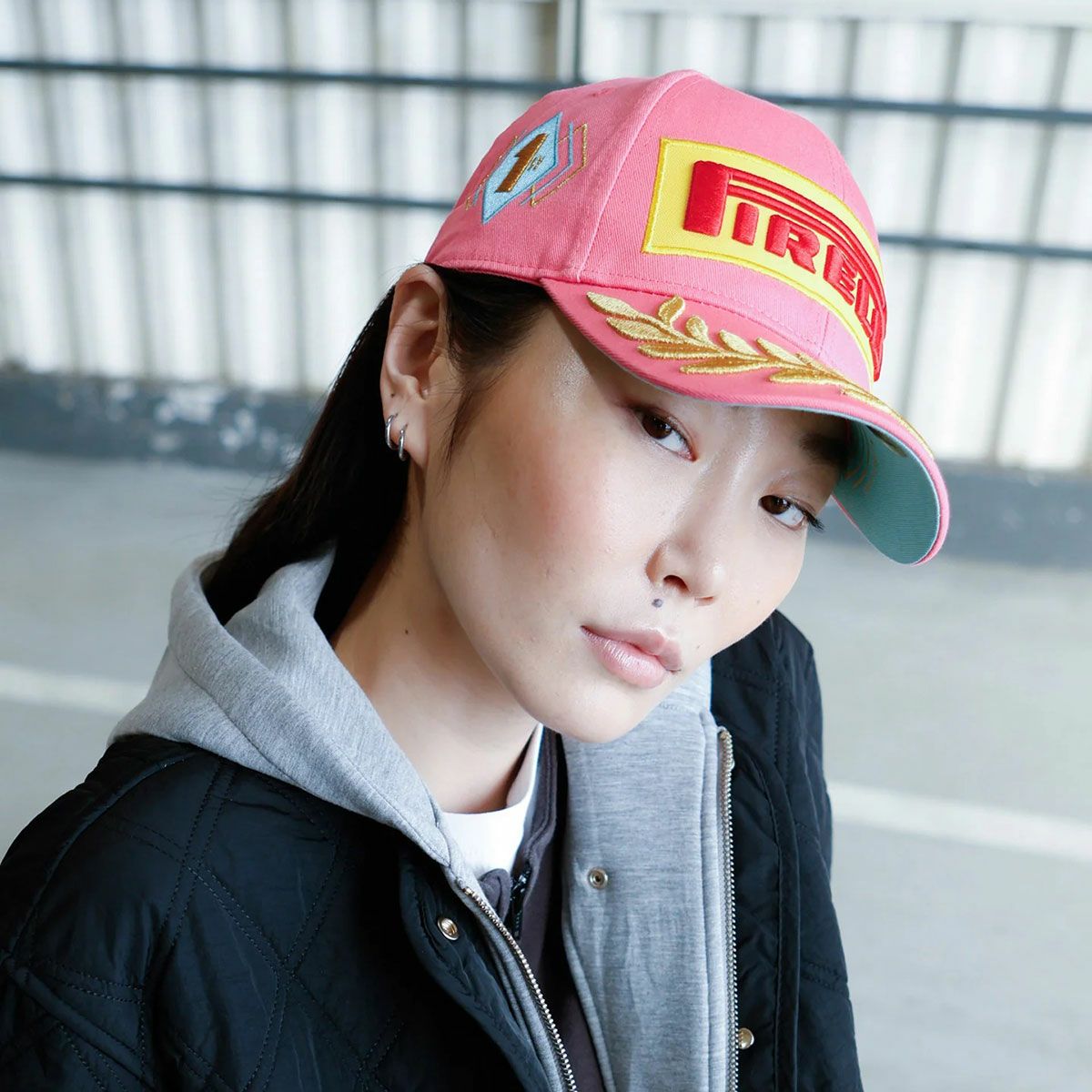 PIRELLI｜ピレリ F1 2025 マイアミGP ポディウムキャップ｜帽子｜ピンク｜モデル着用