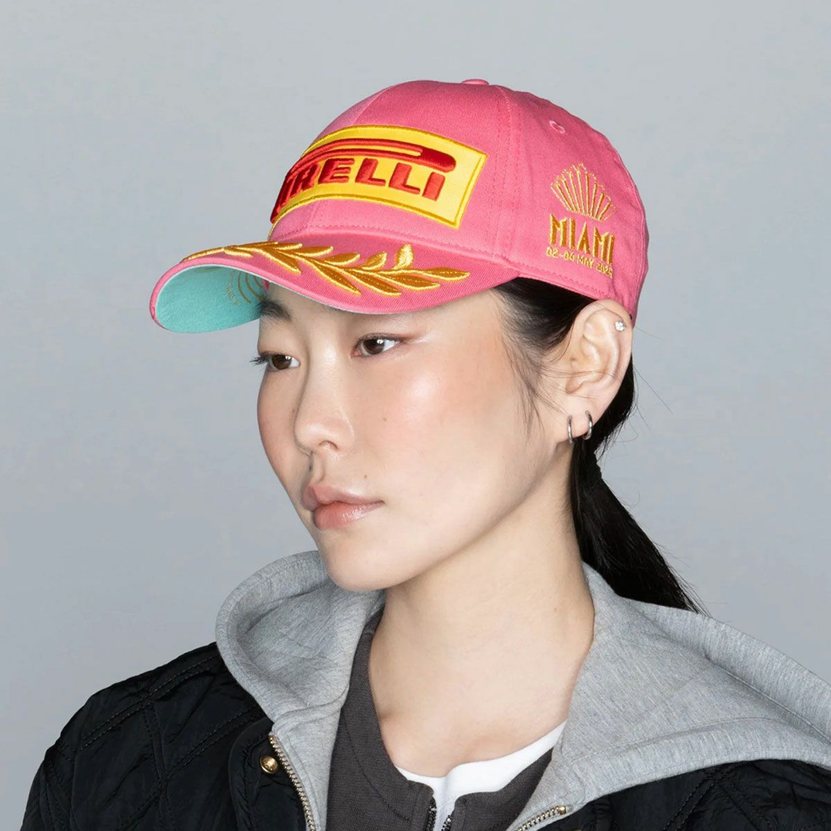 PIRELLI｜ピレリ F1 2025 マイアミGP ポディウムキャップ｜帽子｜ピンク｜モデル着用