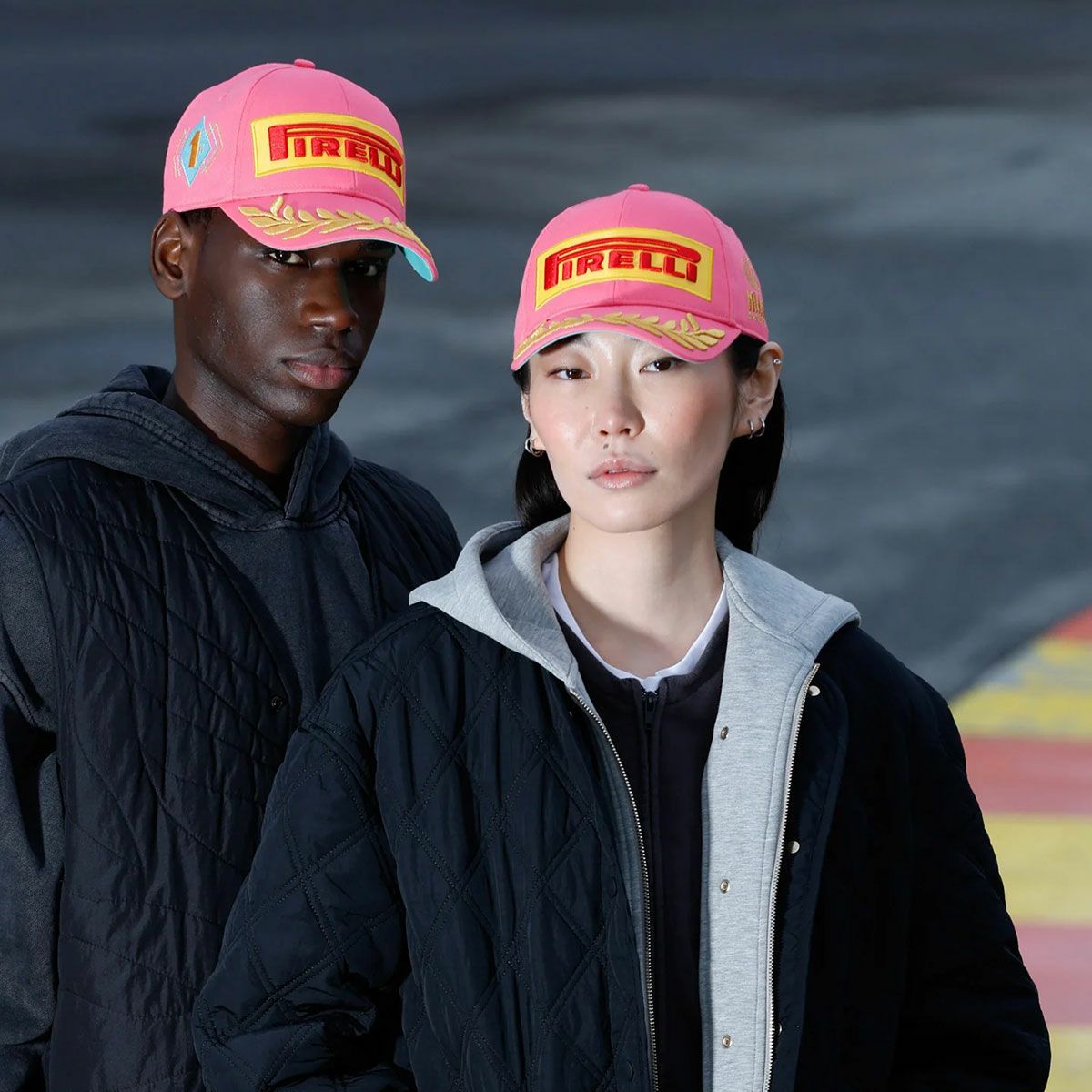 PIRELLI｜ピレリ F1 2025 マイアミGP ポディウムキャップ｜帽子｜ピンク｜モデル着用