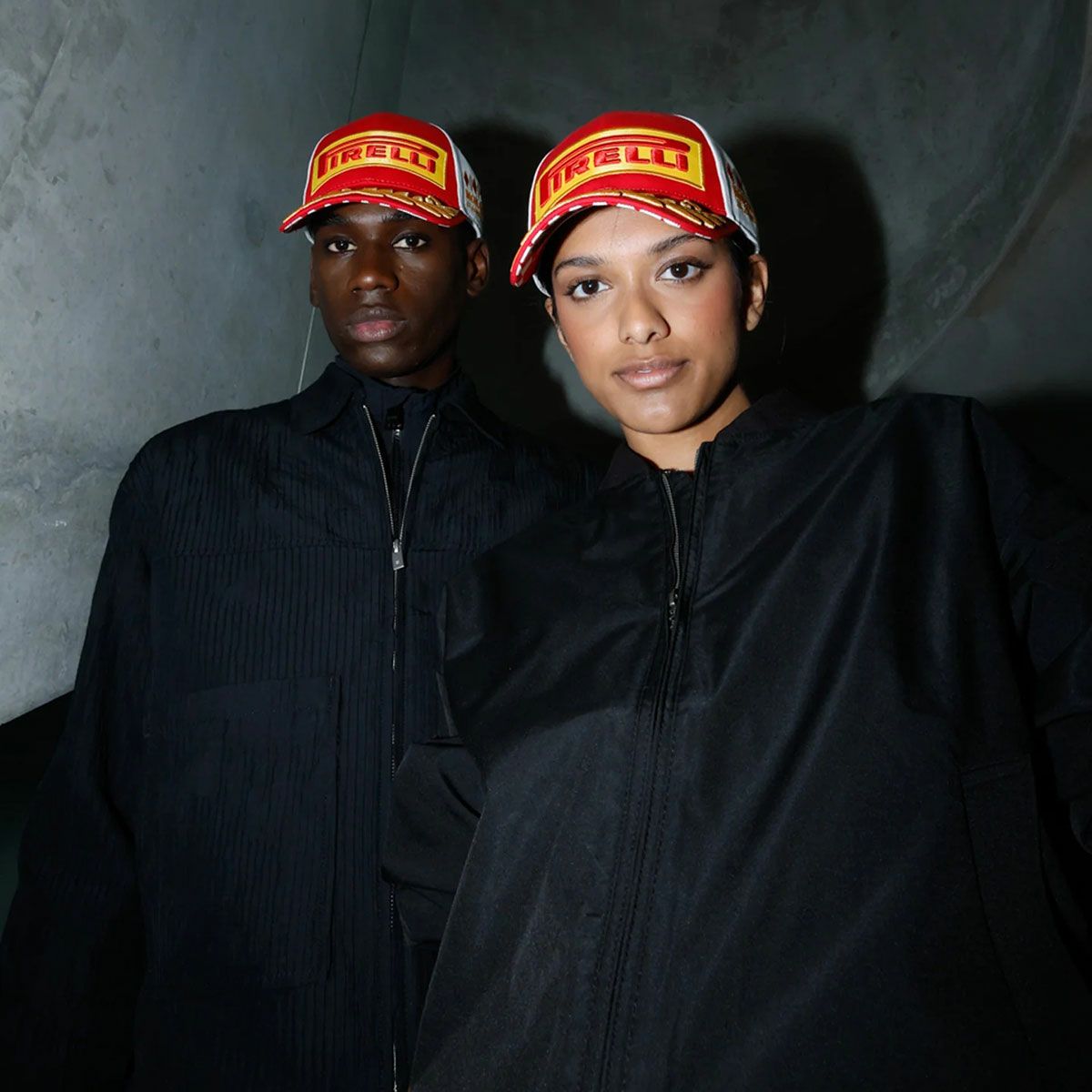 PIRELLI｜ピレリ F1 2025 モナコGP ポディウムキャップ｜帽子｜レッド×ホワイト｜モデル着用