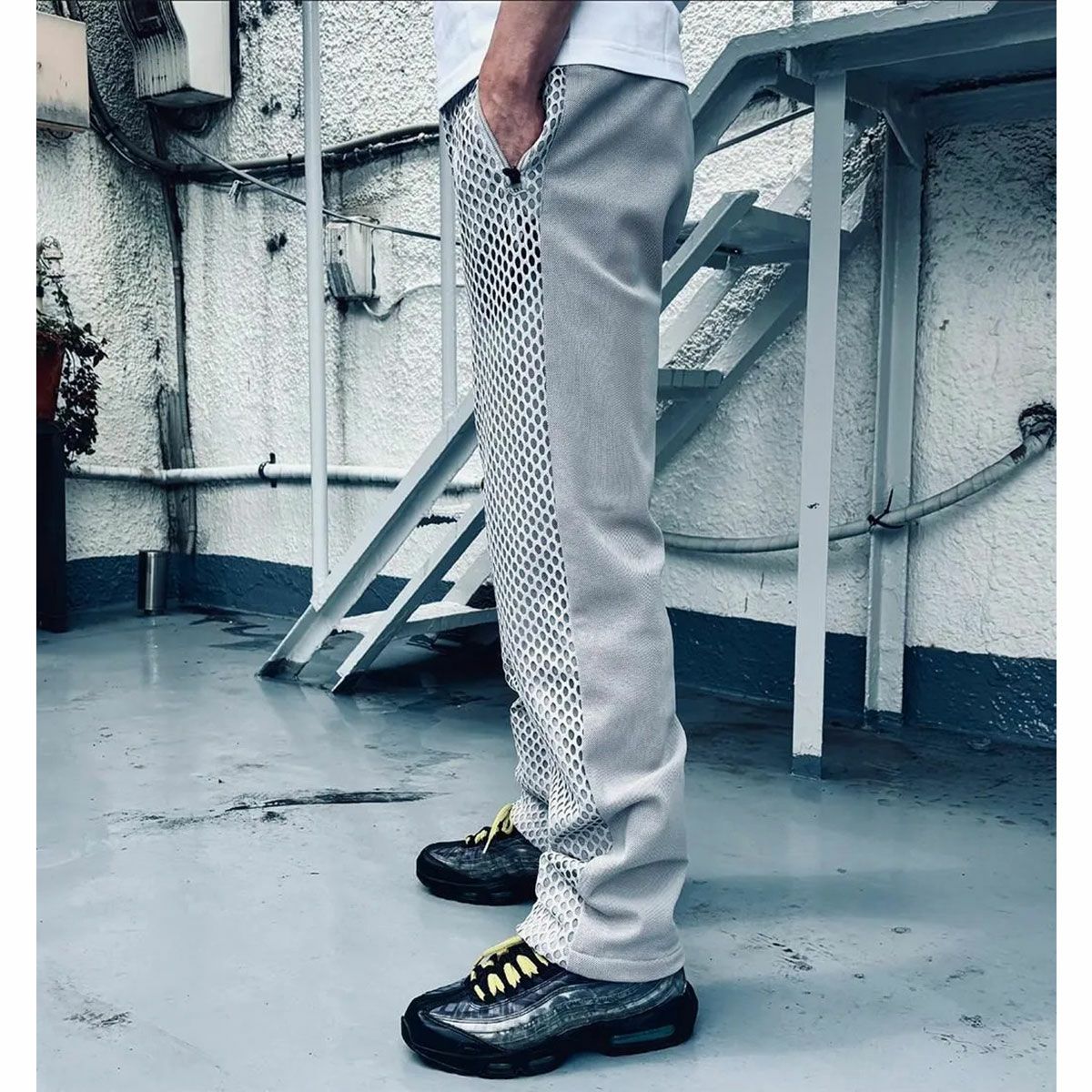 SHINICHIRO ARAKAWA｜マリエリア｜その他パンツ｜グレー｜モデル着用