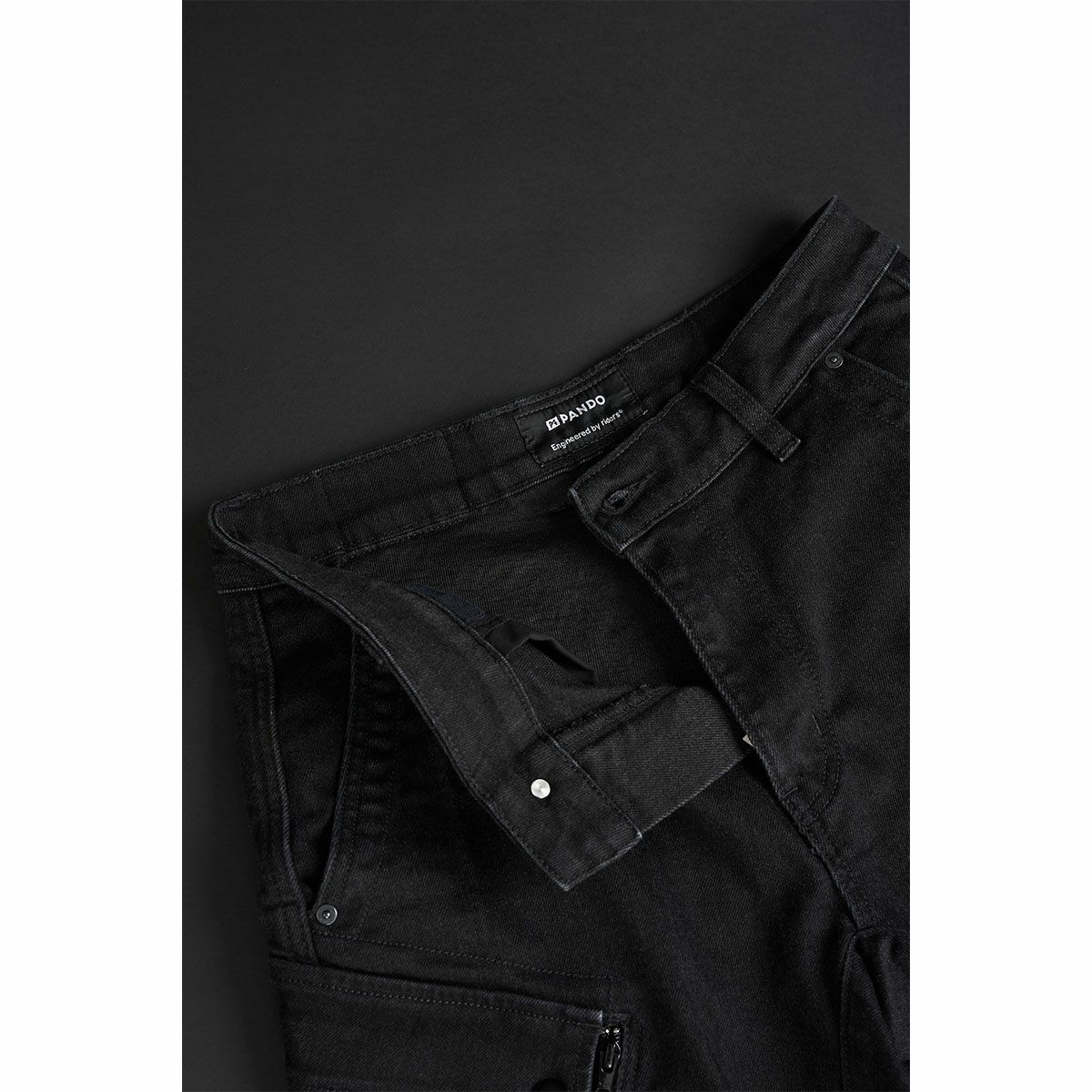 PANDO MOTO｜マーク ブラック AAA｜チノ・カーゴ｜ブラック｜モデル着用