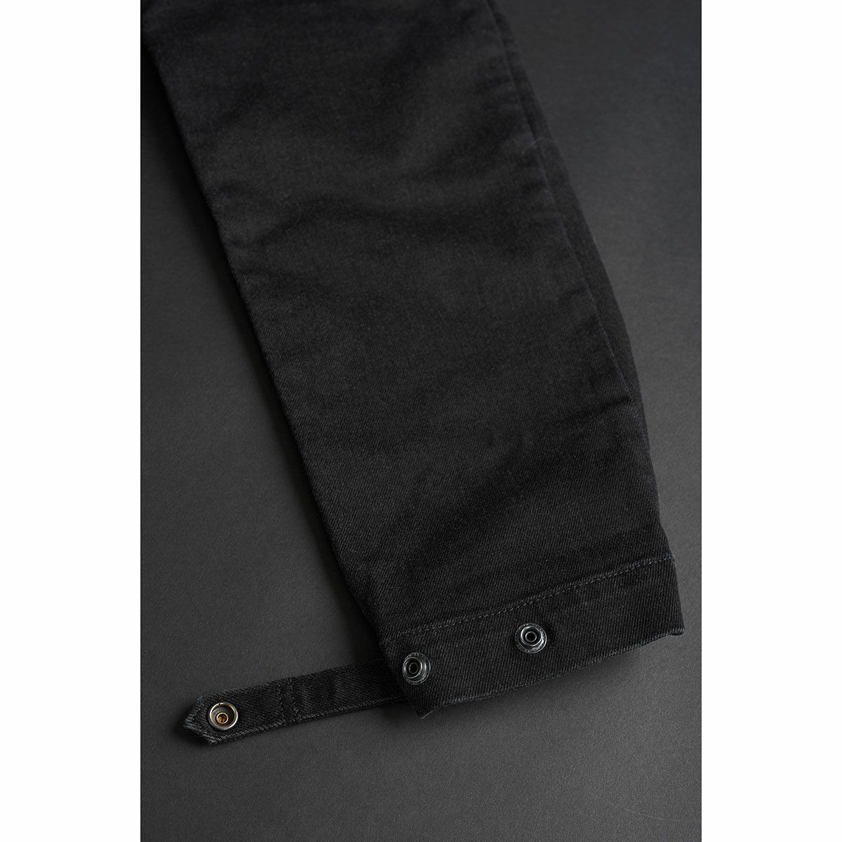 PANDO MOTO｜マーク ブラック AAA｜チノ・カーゴ｜ブラック｜モデル着用