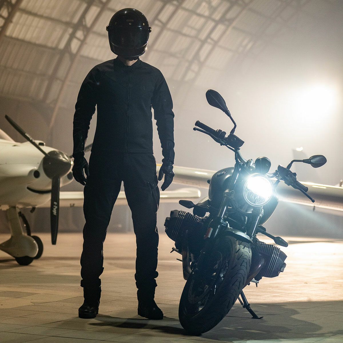 PANDO MOTO｜マーク ブラック AAA｜チノ・カーゴ｜ブラック｜モデル着用