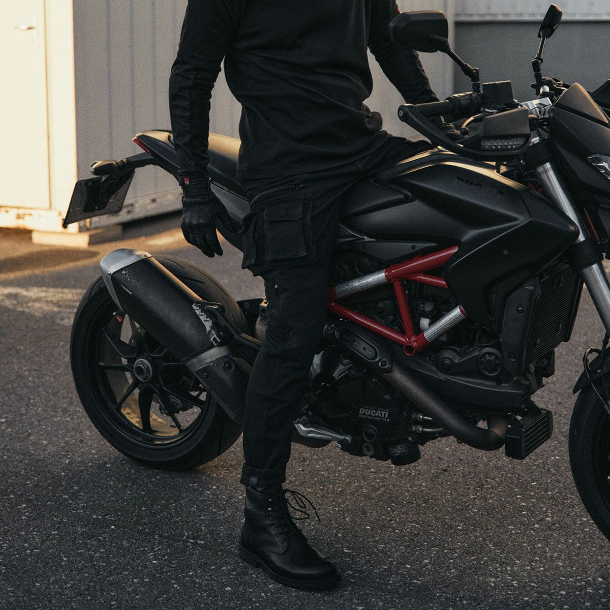 PANDO MOTO｜デザート カーゴ ブラック｜チノ・カーゴ｜ブラック｜モデル着用