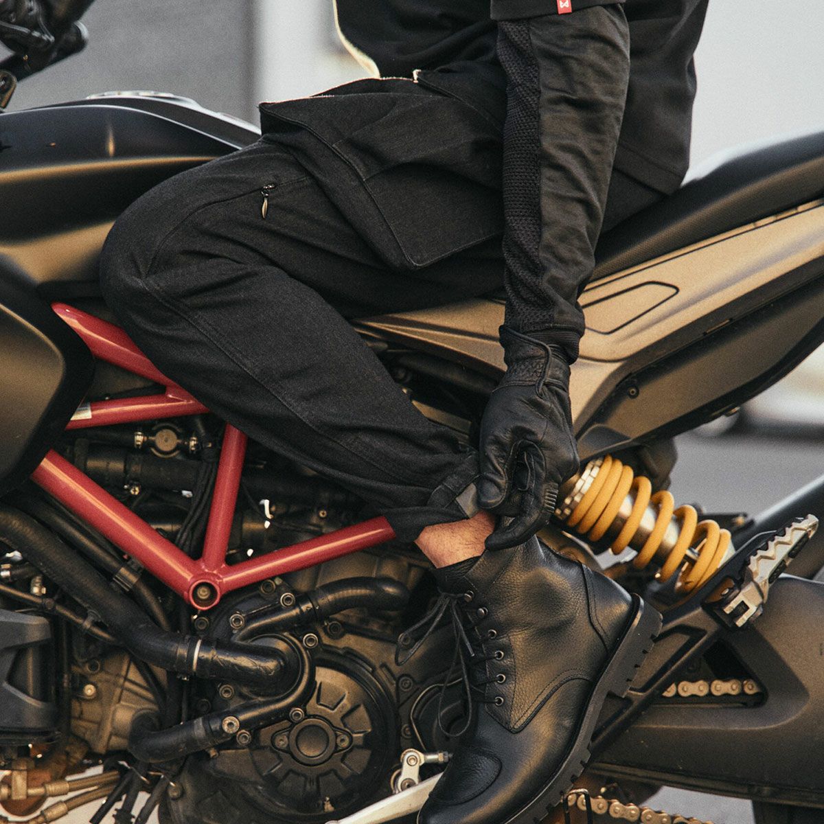 PANDO MOTO｜デザート カーゴ ブラック｜チノ・カーゴ｜ブラック｜モデル着用