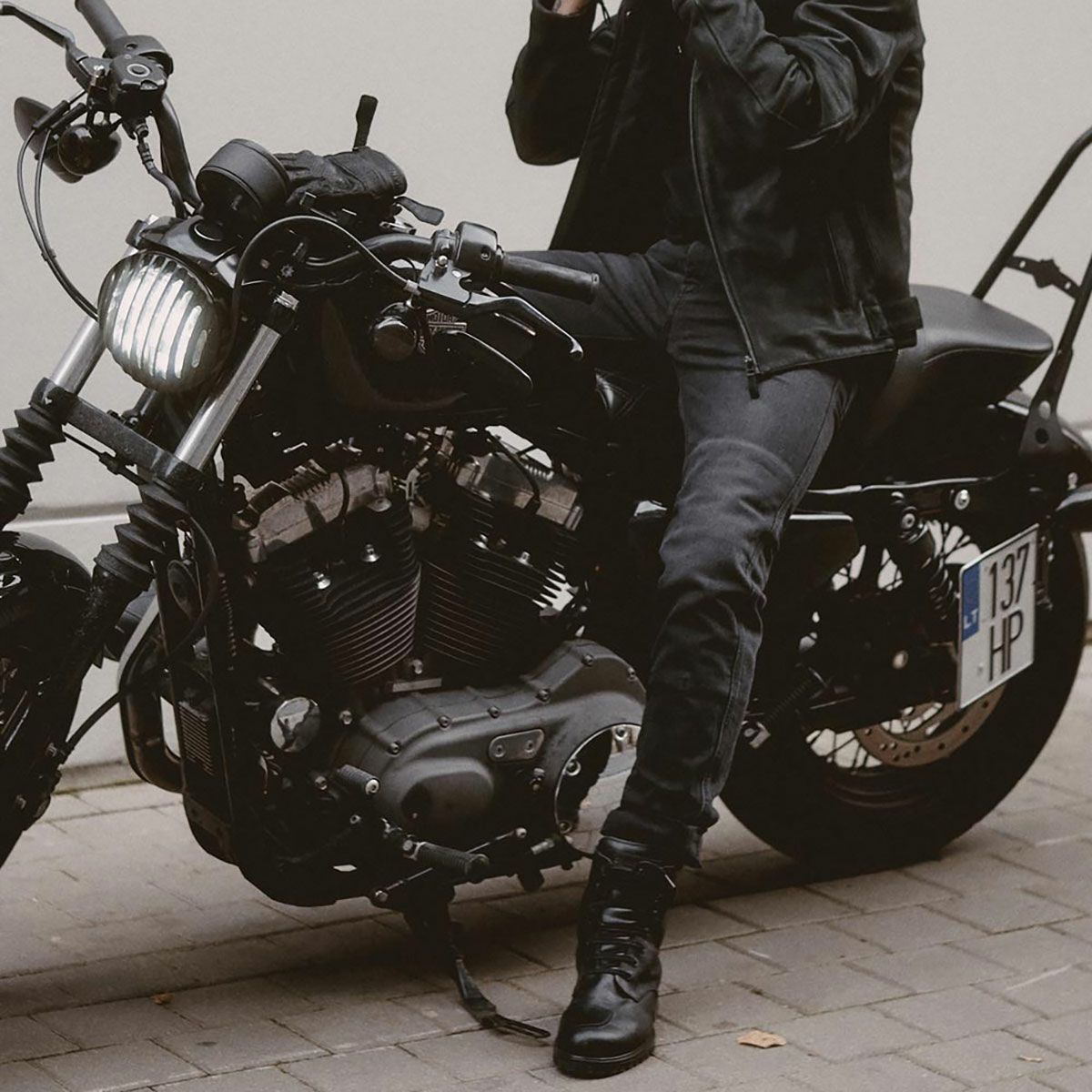 PANDO MOTO｜ロビー スリム ブラック｜デニム｜ブラック｜モデル着用