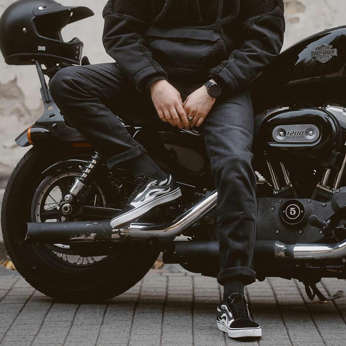 PANDO MOTO｜ロビー スリム ブラック｜デニム｜ブラック｜モデル着用