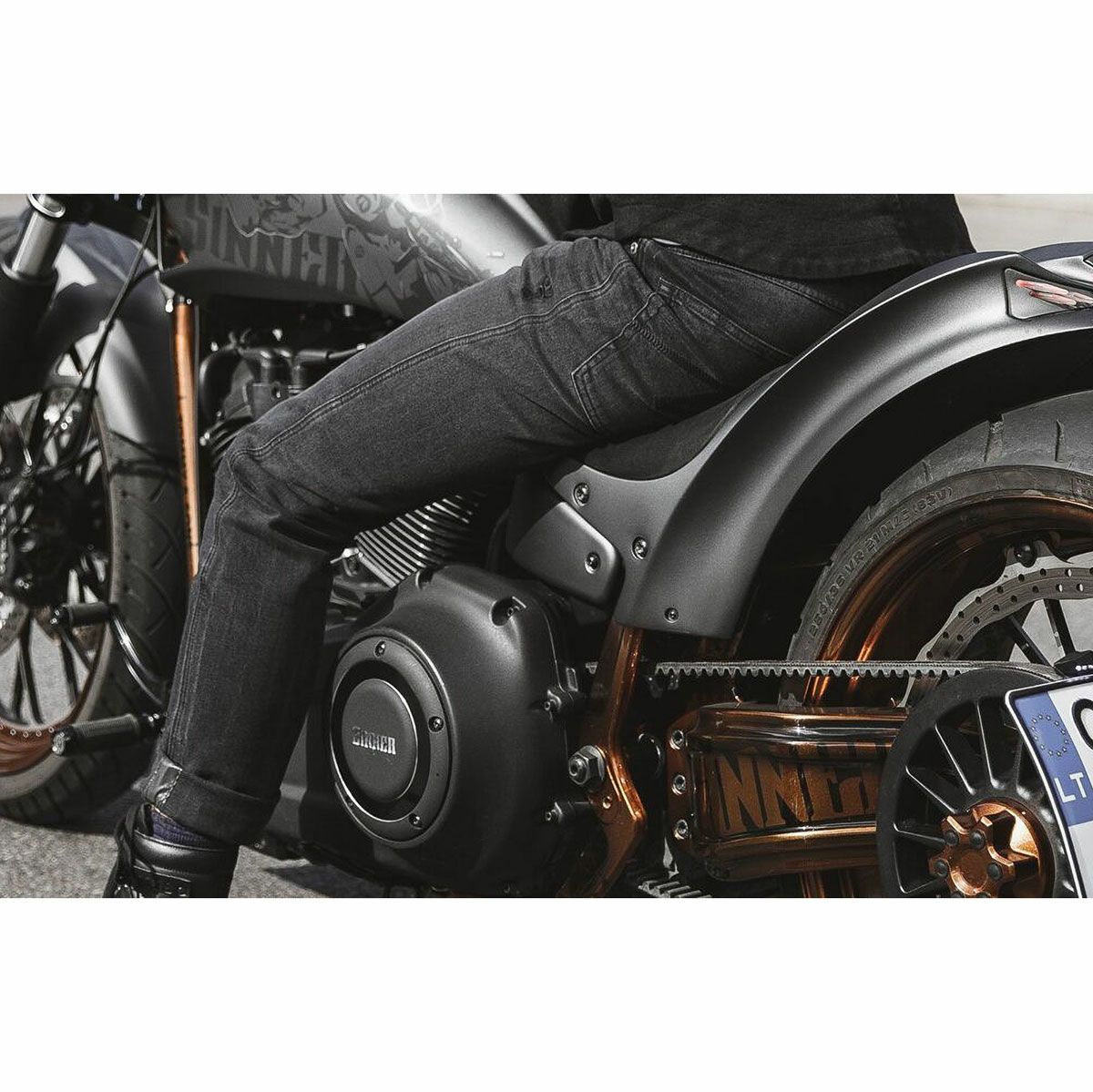 PANDO MOTO｜ロビー スリム ブラック｜デニム｜ブラック｜モデル着用