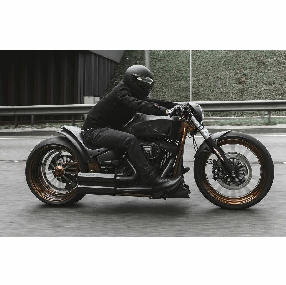 PANDO MOTO｜ロビー スリム ブラック｜デニム｜ブラック｜モデル着用