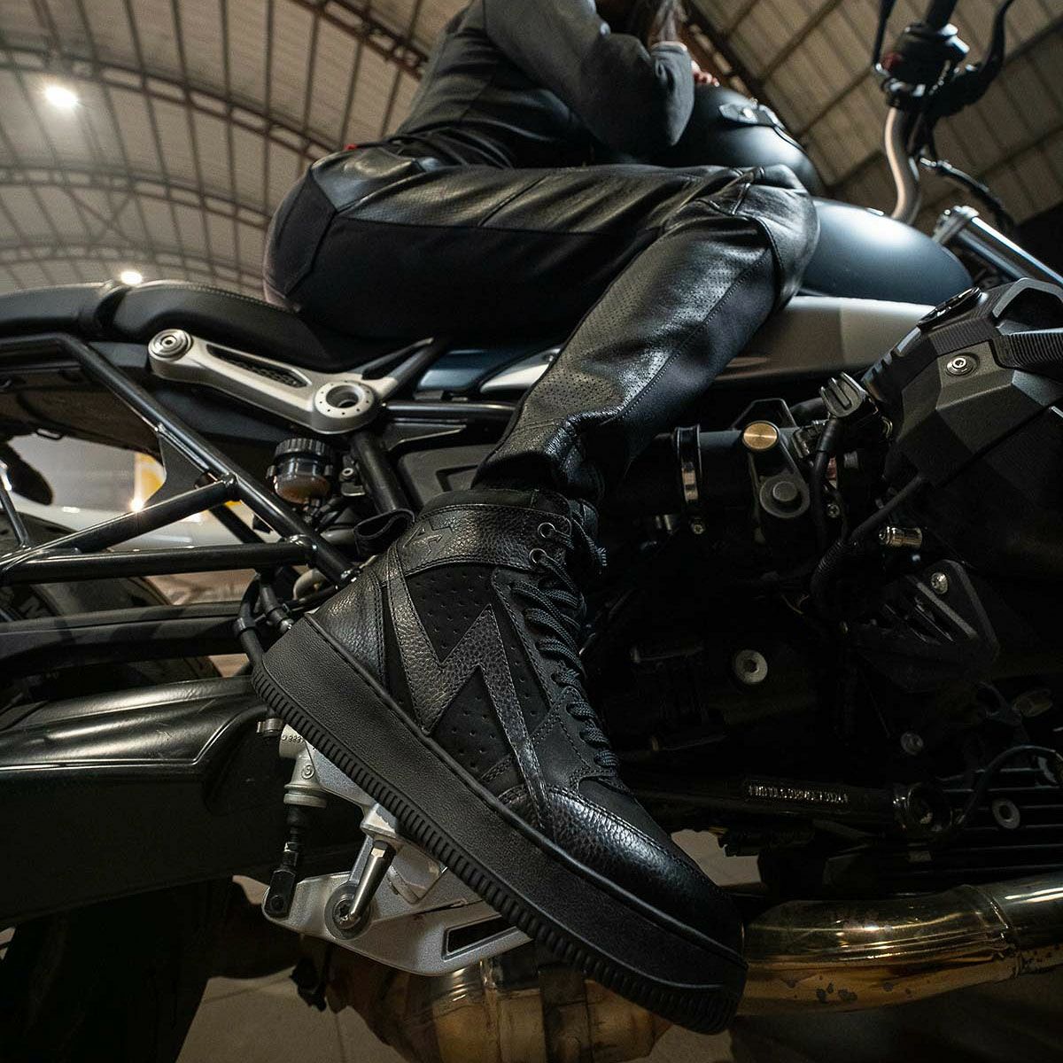 PANDO MOTO｜エーペックス スニーカー ブラック｜スニーカータイプ｜ブラック｜モデル着用