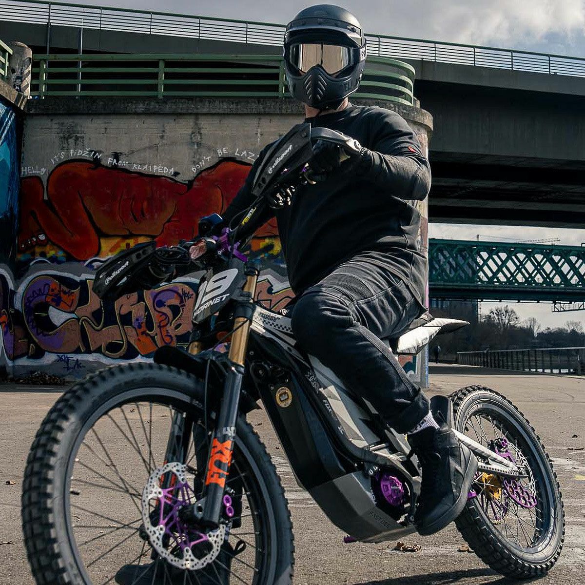 PANDO MOTO｜エーペックス スニーカー ブラック｜スニーカータイプ｜ブラック｜モデル着用