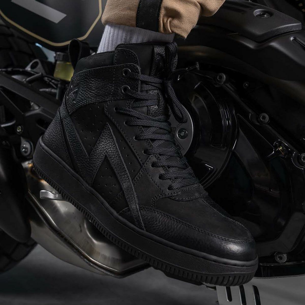 PANDO MOTO｜エーペックス スニーカー ブラック｜スニーカータイプ｜ブラック｜モデル着用