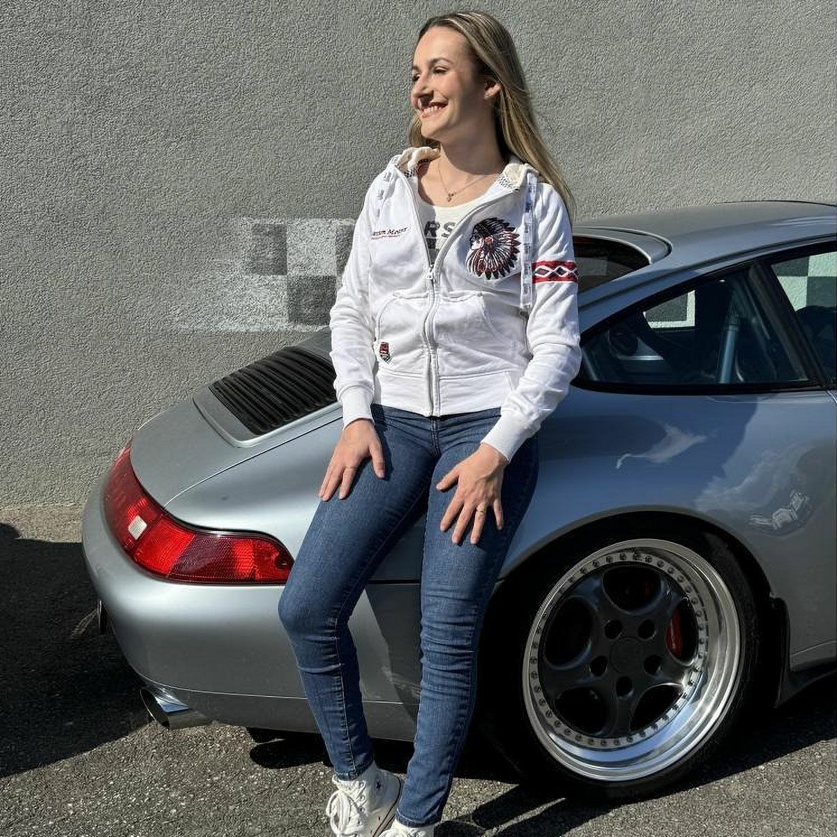 Warson Motors｜インディアナポリス フーディー ウーマン｜フーディ｜ホワイト｜モデル着用