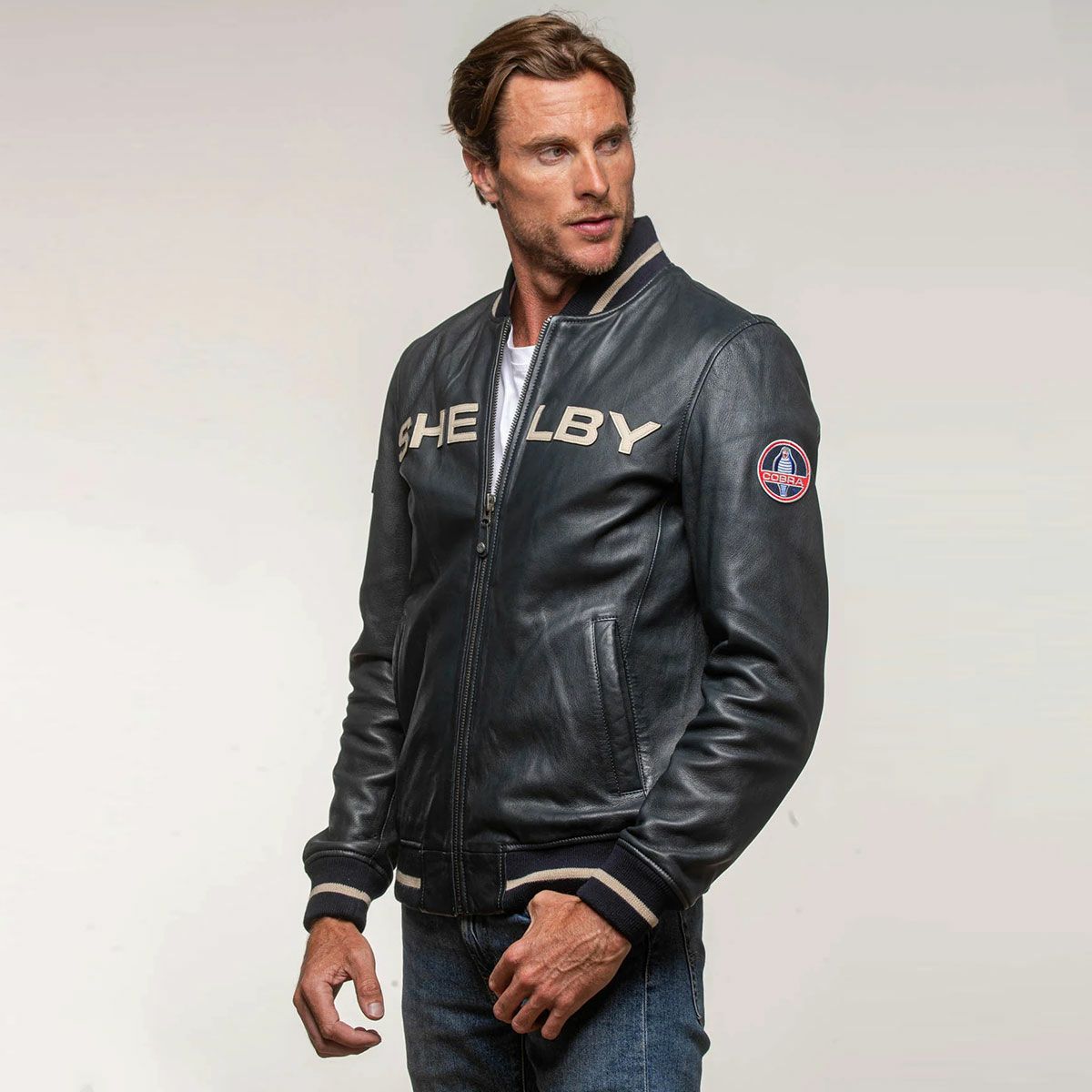 CLASSIC LEGEND MOTORS｜キャロル シェルビー ”ダラス” ブルゾン｜レザー｜マリンブルー｜モデル着用