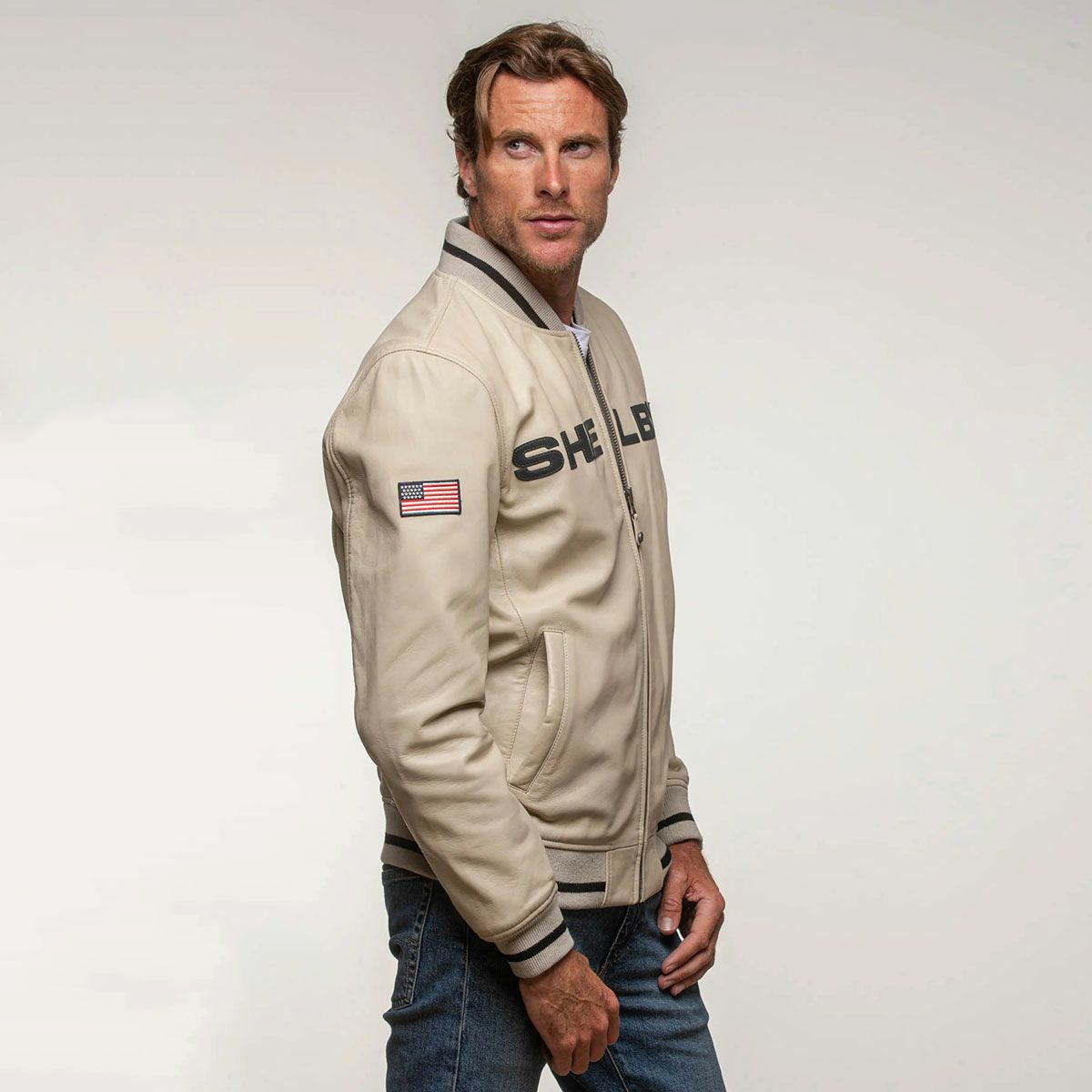 CLASSIC LEGEND MOTORS｜キャロル シェルビー ”ダラス” ブルゾン｜レザー｜エクリュ｜モデル着用