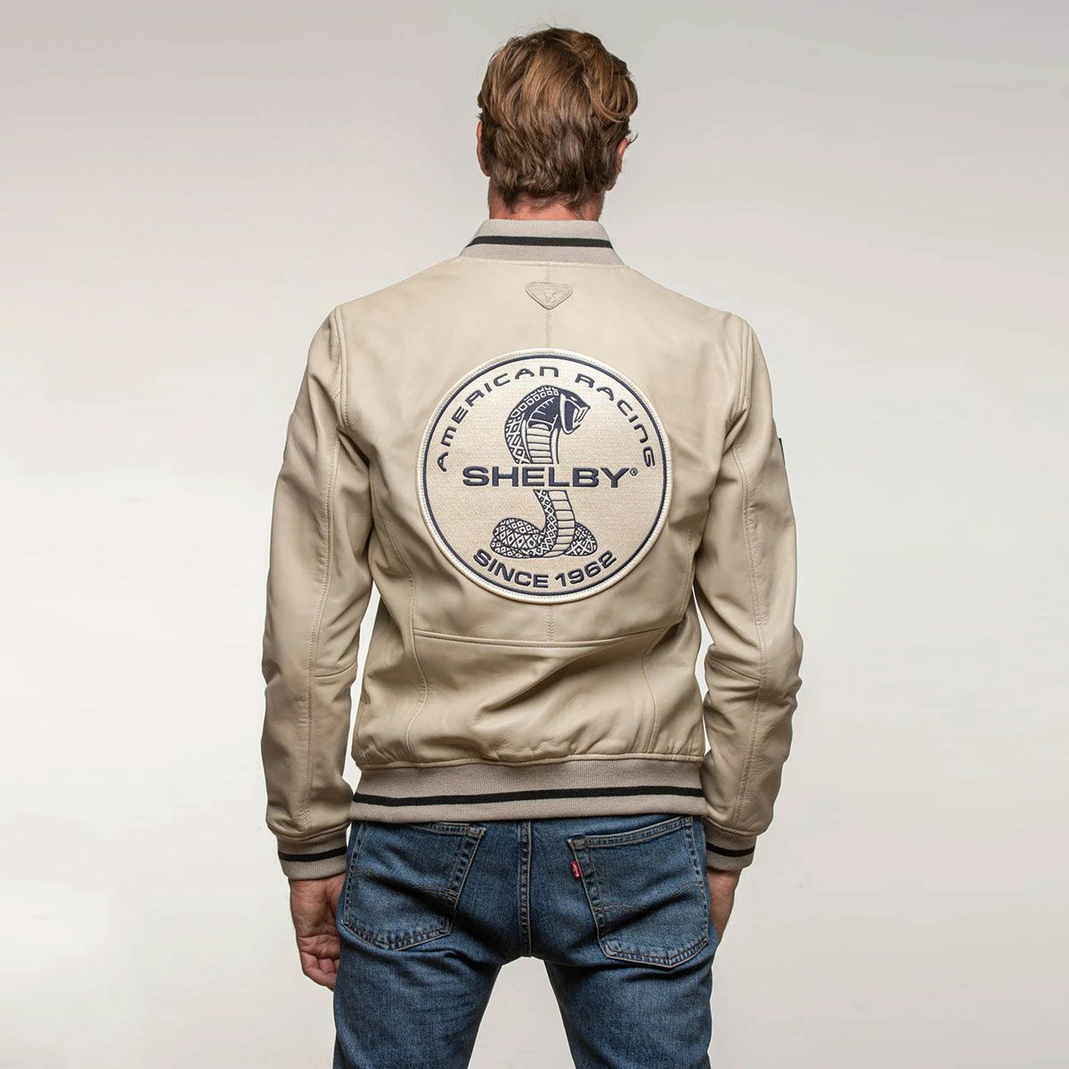 CLASSIC LEGEND MOTORS｜キャロル シェルビー ”ダラス” ブルゾン｜レザー｜エクリュ｜モデル着用