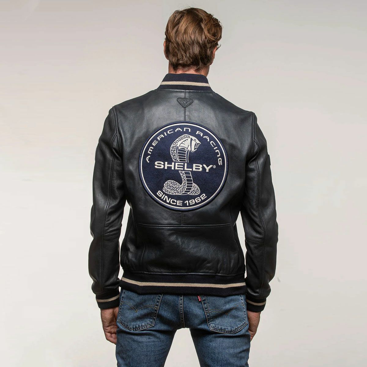 CLASSIC LEGEND MOTORS｜キャロル シェルビー ”ダラス” ブルゾン｜レザー｜マリンブルー｜モデル着用