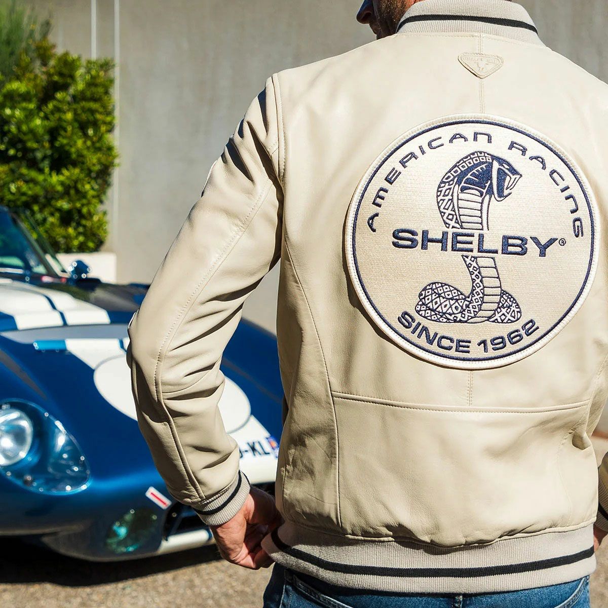 CLASSIC LEGEND MOTORS｜キャロル シェルビー ”ダラス” ブルゾン｜レザー｜エクリュ｜モデル着用