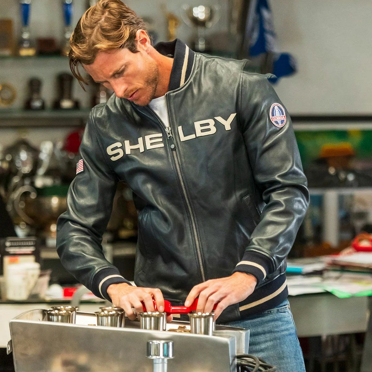 CLASSIC LEGEND MOTORS｜キャロル シェルビー ”ダラス” ブルゾン｜レザー｜マリンブルー｜モデル着用