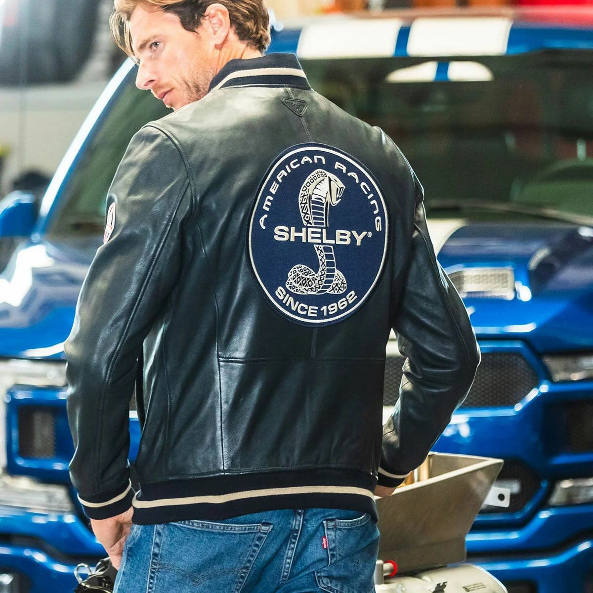 CLASSIC LEGEND MOTORS｜キャロル シェルビー ”ダラス” ブルゾン｜レザー｜マリンブルー｜モデル着用