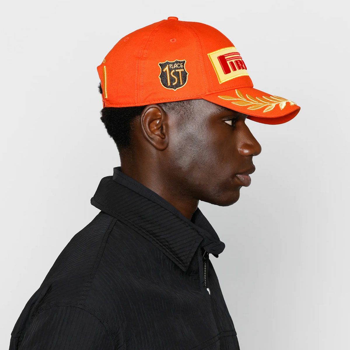 PIRELLI｜ピレリ F1 2025 バルセロナ GP ポディウムキャップ｜帽子｜オレンジ｜モデル着用