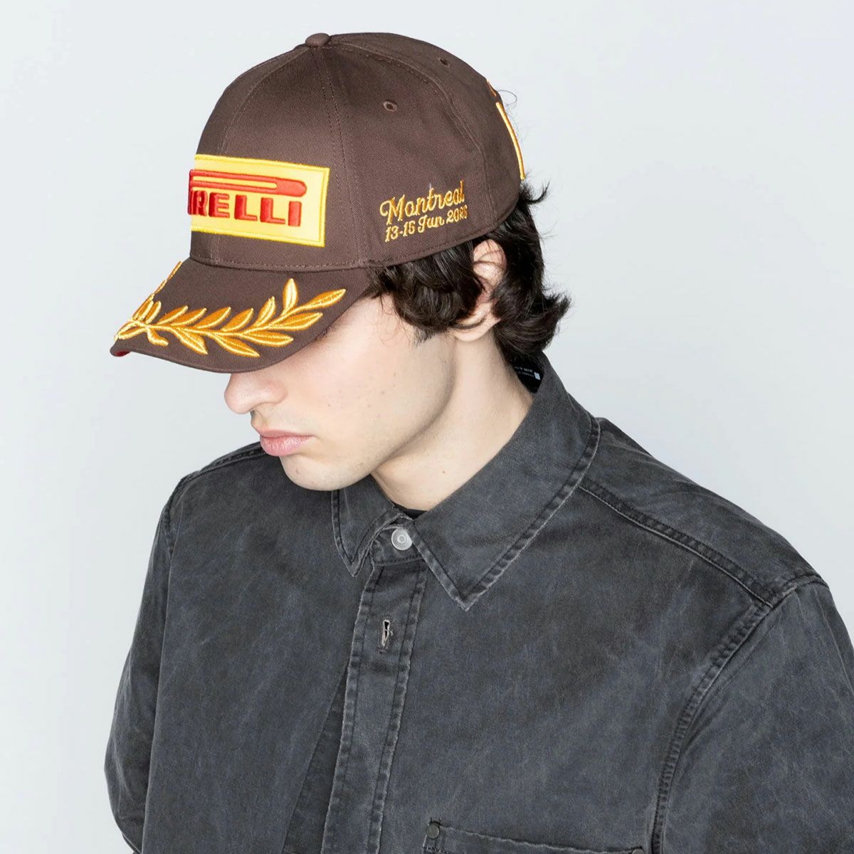 PIRELLI｜ピレリ F1 2025 カナダ GP ポディウムキャップ｜帽子｜ブラウン｜モデル着用