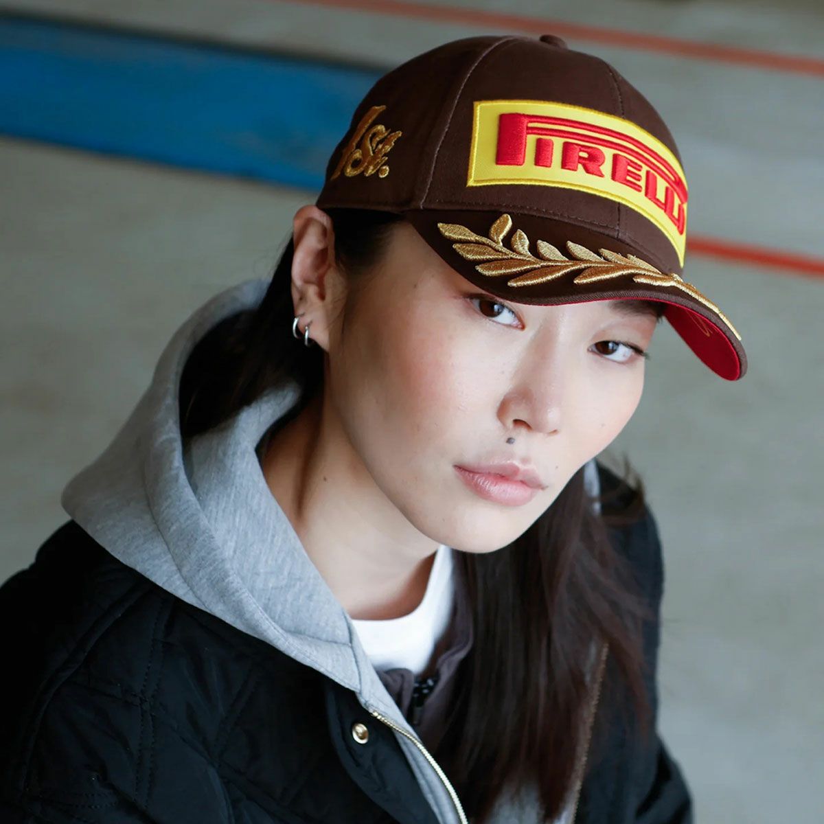 PIRELLI｜ピレリ F1 2025 カナダ GP ポディウムキャップ｜帽子｜ブラウン｜モデル着用