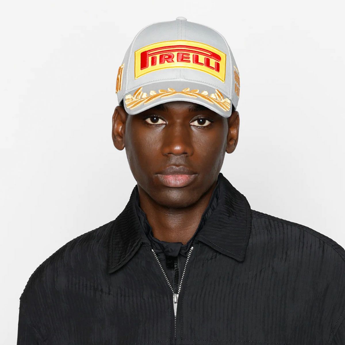 PIRELLI｜ピレリ F1 2025 シルバーストーン GP ポディウムキャップ｜帽子｜シルバーグレー｜モデル着用