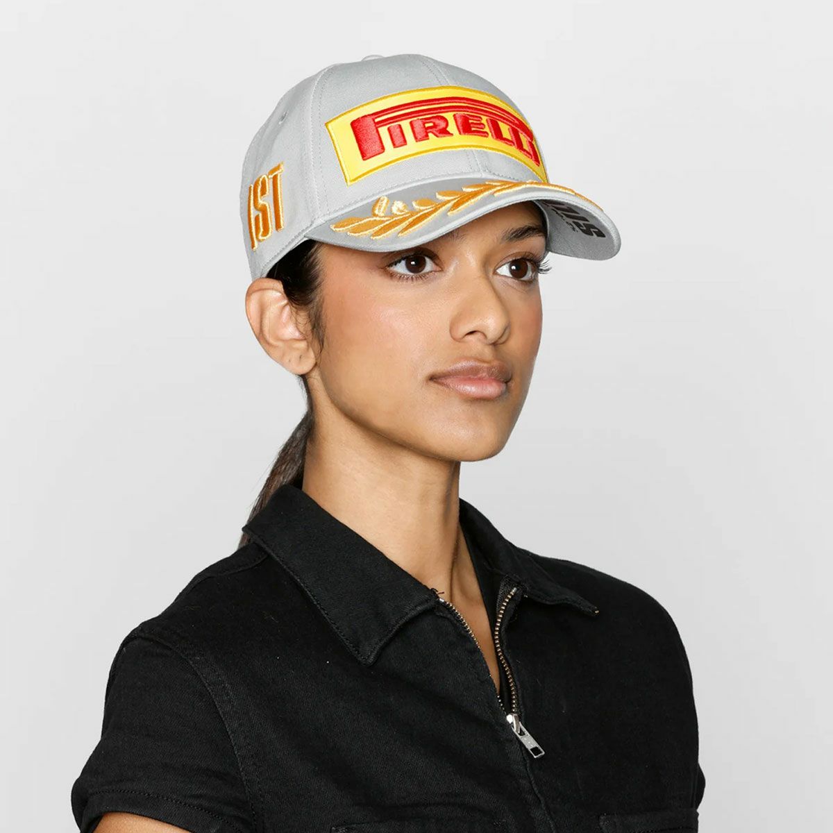 PIRELLI｜ピレリ F1 2025 シルバーストーン GP ポディウムキャップ｜帽子｜シルバーグレー｜モデル着用