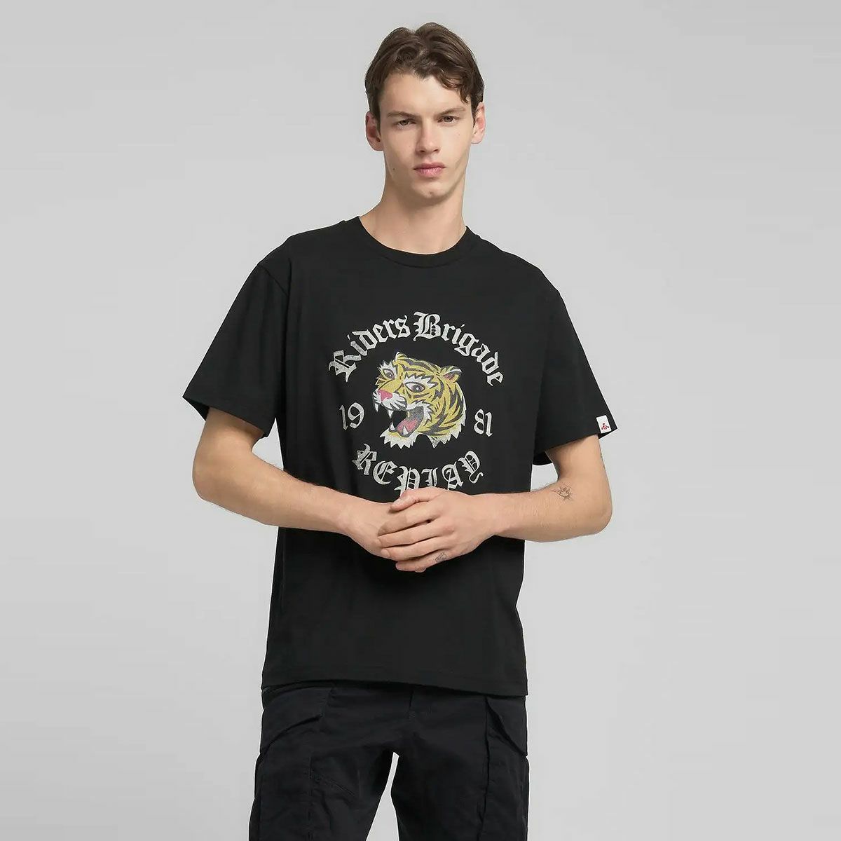 Replay｜タイガー プリント Tシャツ｜トップス｜ブラック｜モデル着用