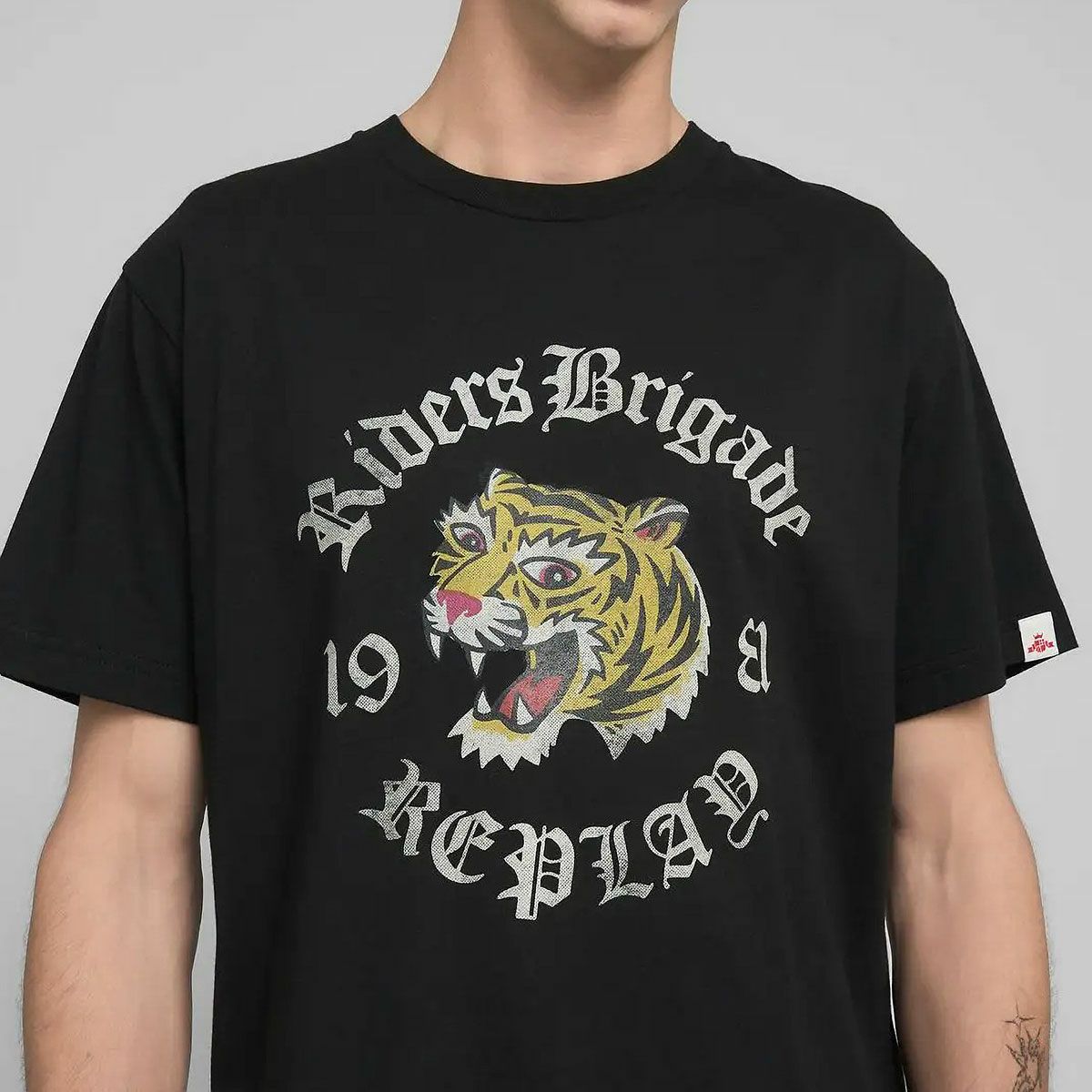 Replay｜タイガー プリント Tシャツ｜トップス｜ブラック｜モデル着用