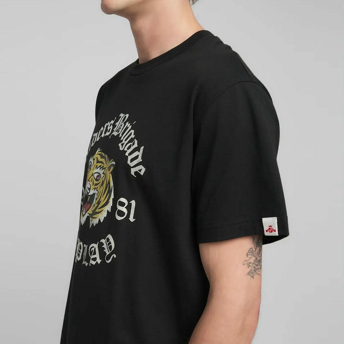 Replay｜タイガー プリント Tシャツ｜トップス｜ブラック｜モデル着用