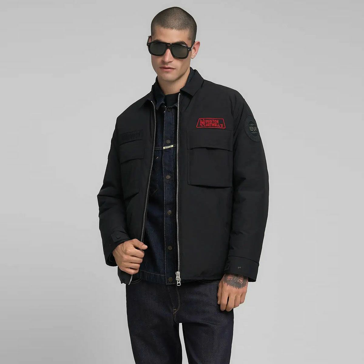 REPLAY｜パッチ ライダージャケット｜アウター｜ブラック｜モデル着用