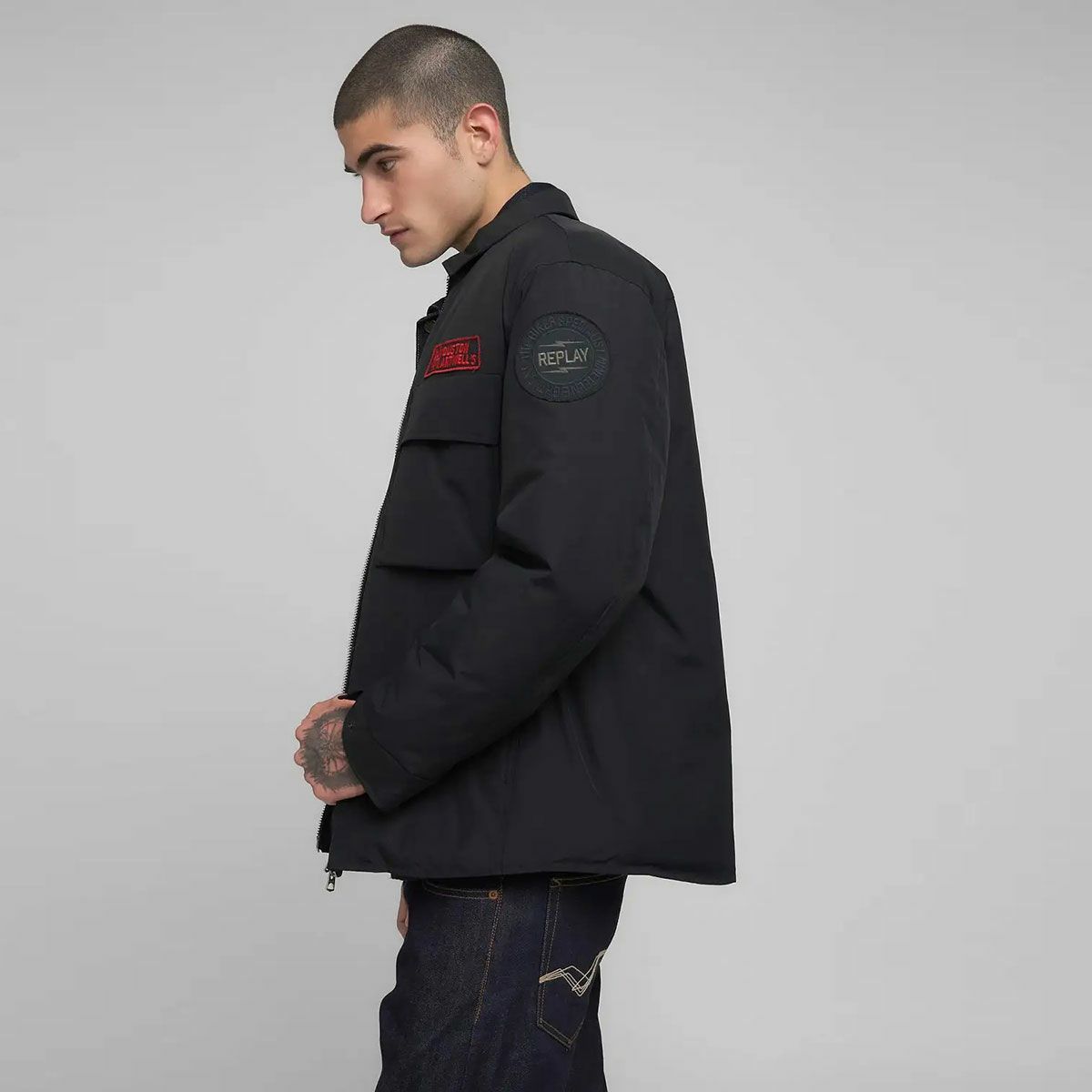 REPLAY｜パッチ ライダージャケット｜アウター｜ブラック｜モデル着用
