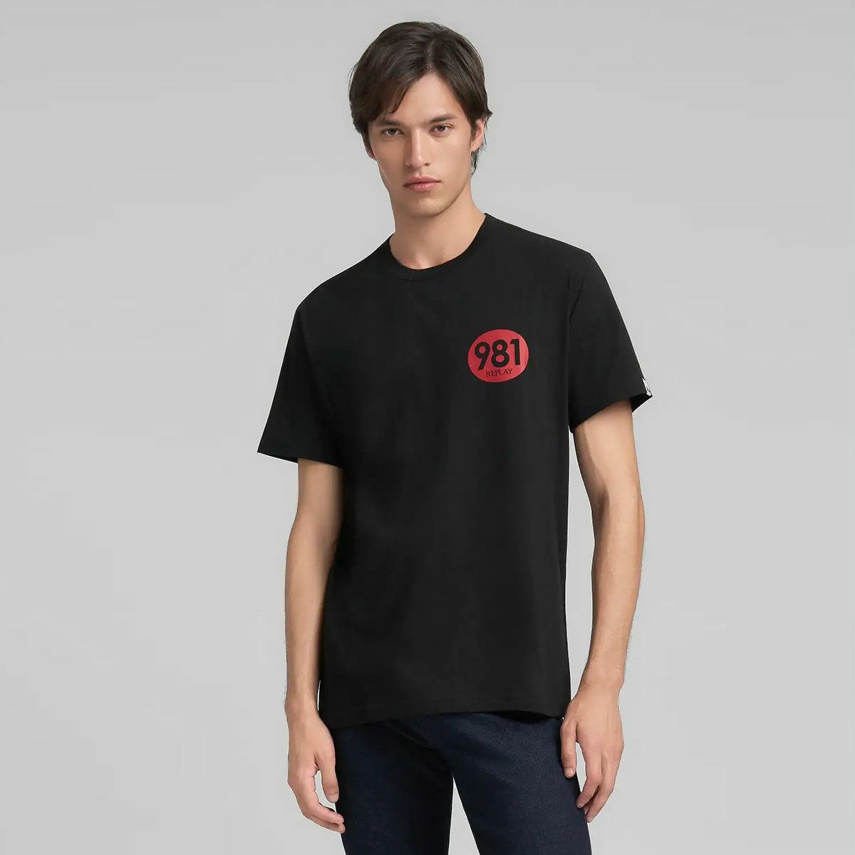 Replay｜チェスト プリント ジャージー Tシャツ｜トップス｜ブラック｜モデル着用