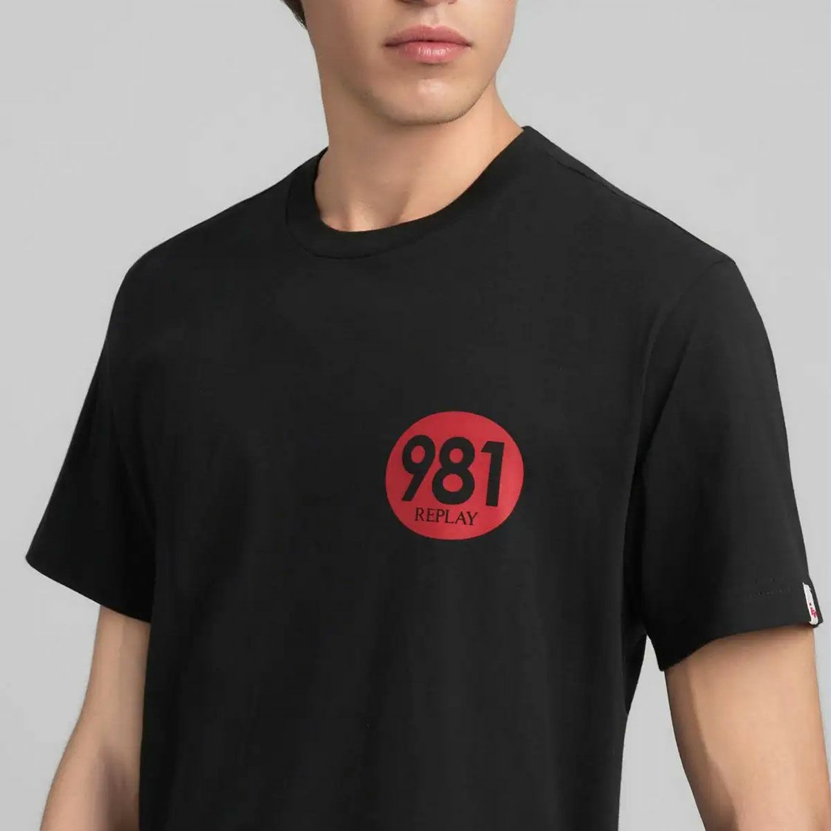 Replay｜チェスト プリント ジャージー Tシャツ｜トップス｜ブラック｜モデル着用