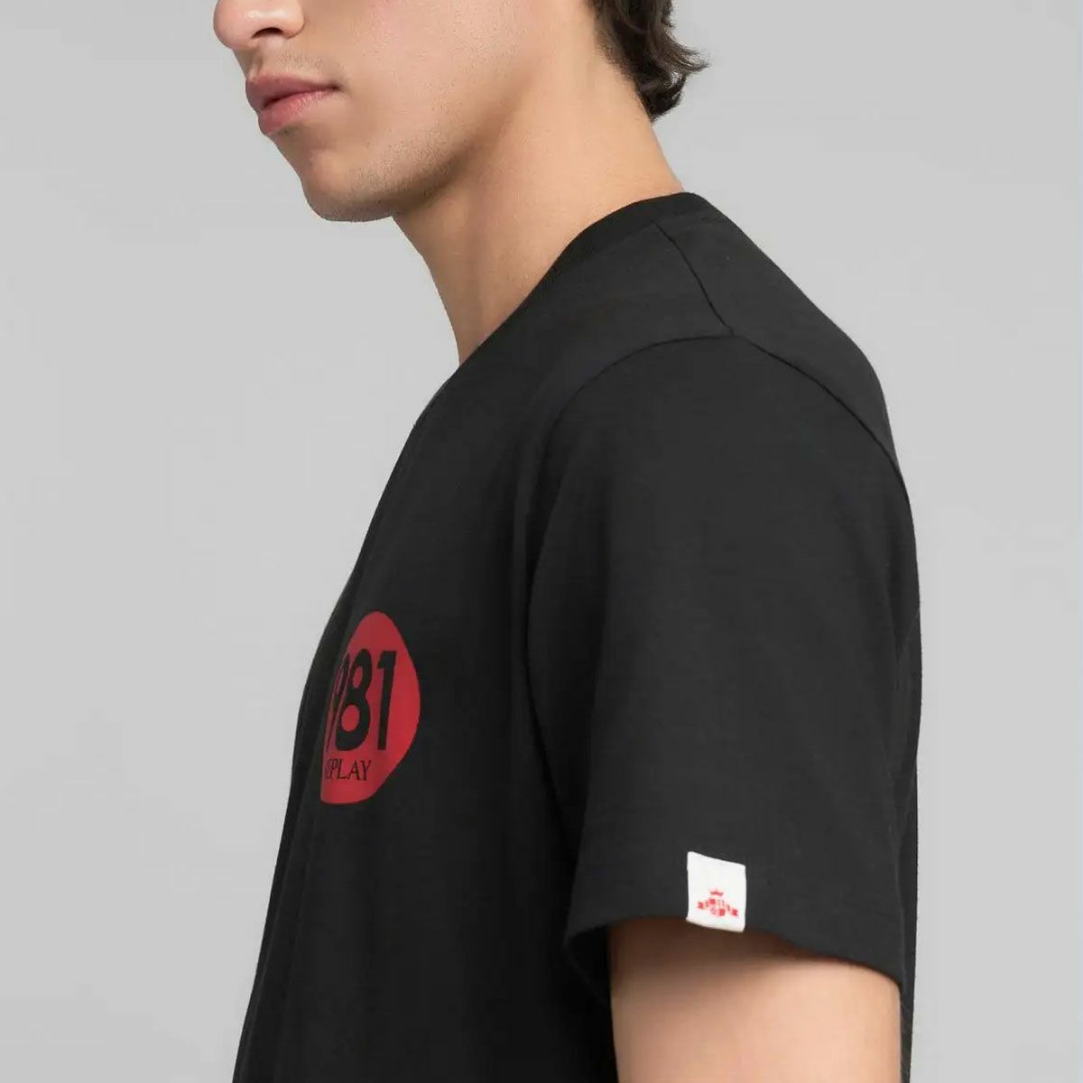 Replay｜チェスト プリント ジャージー Tシャツ｜トップス｜ブラック｜モデル着用