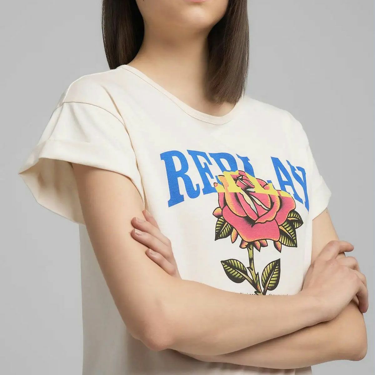 Replay｜ローズ アンド ロゴ プリント ジャージー Tシャツ｜トップス｜ウィンター ホワイト｜モデル着用