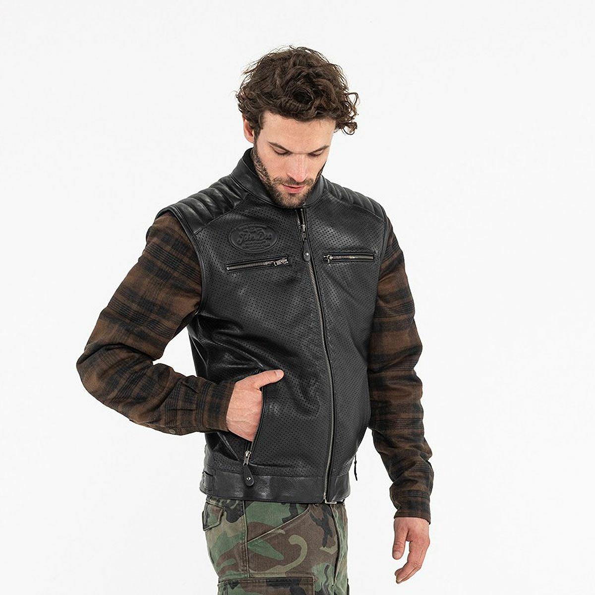 John Doe｜ストーム レザー ベスト｜トップス｜ブラック｜モデル着用