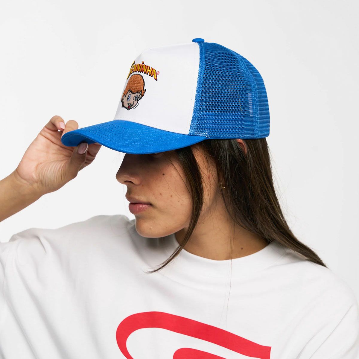 AyrtonSenna｜アイルトン・セナ セニーニャ ロゴ トラッカーキャップ｜帽子｜ブルー｜モデル着用